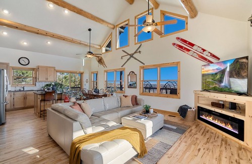 Fort Collins House | Inviting Mtn Home with Pool & Lake Views Near Marina