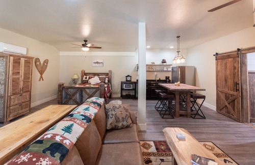 Franklin Cabin | Cozy One-Bedroom Cabin with Hot Tub & Creek Access