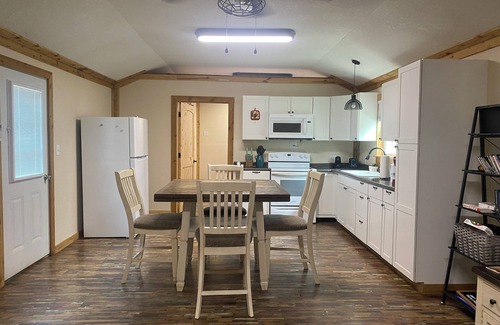 Anacoco Cabin | Charming One-Bedroom Retreat with Lake View and Pool