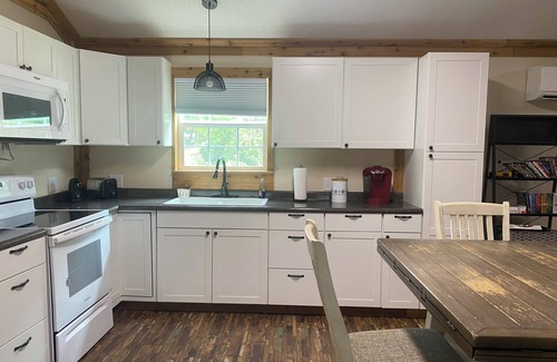 Anacoco Cabin | Charming One-Bedroom Retreat with Lake View and Pool