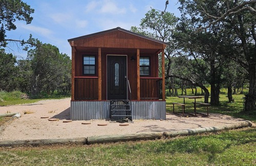 Silver Creek Village Cabin | Cozy Cabin with Lake View Near Reveille Ranch & Spider Mtn