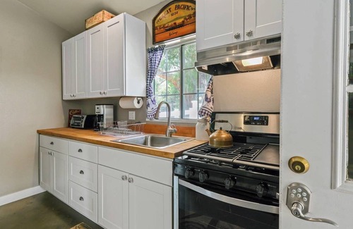 Thousand Oaks House | Relaxing Retreat in Lynn Ranch with Complimentary Breakfast