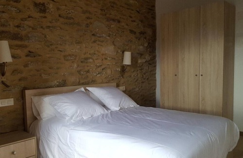 Viana do Bolo Hotel | Tranquil Lakeside Retreat: Guest Rated 10/10 at Trancallo