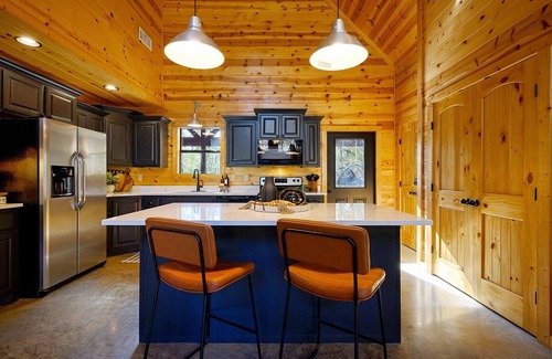 Hochatown Cabin | Romantic Honeymoon Cabin with Hot Tub & Lake View Retreat