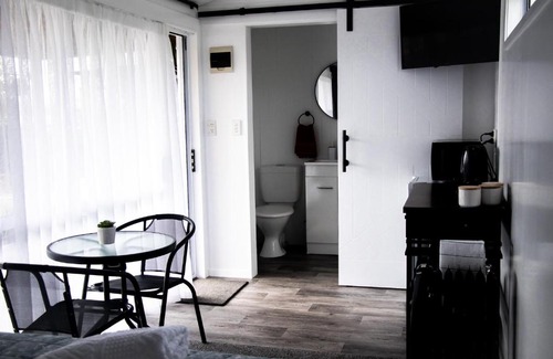 Dargaville Apartment | Cozy Rustic Rails Accommodation with Family-Friendly Amenities