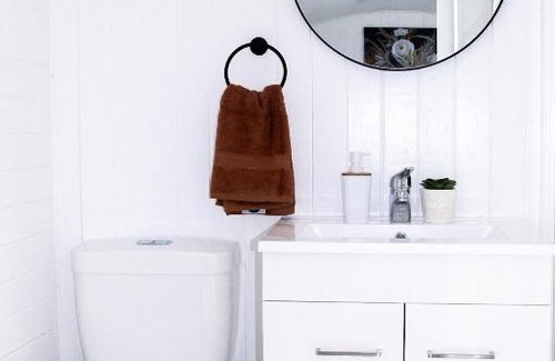 Dargaville Apartment | Cozy Rustic Rails Accommodation with Family-Friendly Amenities