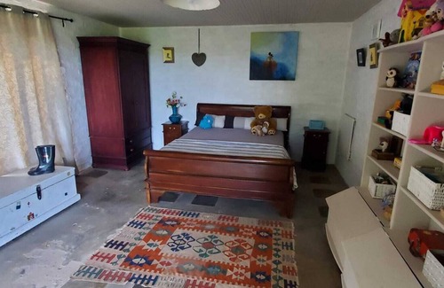 Oyster Bay Ski Chalet | Serene Beach Home Near African Bush, Pet & Child Friendly