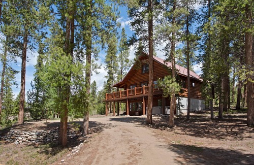 Sunset Ridge Cabin | Rustic Retreat: Top-Rated Resorts with Spa and Pool Access