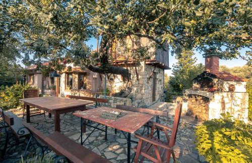 Tilisos House | Charming Rustic Retreat with Ocean Views and Pet-Friendly Amenities