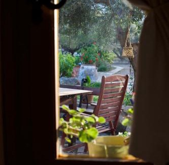 Tilisos House | Charming Rustic Retreat with Ocean Views and Pet-Friendly Amenities