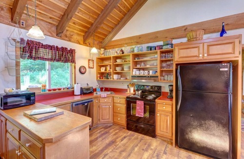 Denver Cabin | Inviting Log Home with Child-Friendly Kitchen Amenities