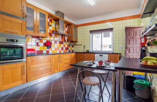 Silves Villa | Charming Rustic Retreat in Algoz with Family-Friendly Amenities