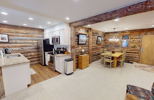 Crested Mountain Village Apartment | Inviting Rustic Retreat with Spa & Hot Tub in Mt Crested Butte