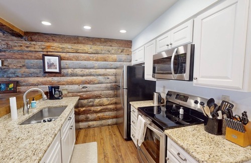 Crested Mountain Village Apartment | Inviting Rustic Retreat with Spa & Hot Tub in Mt Crested Butte