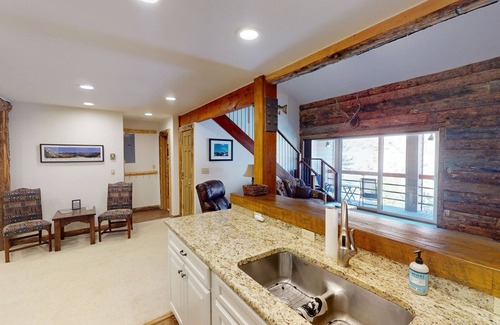 Crested Mountain Village Apartment | Inviting Rustic Retreat with Spa & Hot Tub in Mt Crested Butte