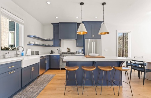 Palmetto Cottage | Inviting Rustic Retreat with Spa and Breakfast Amenities