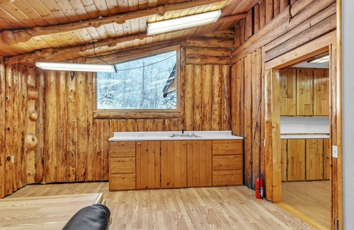 Harding-Birch Lakes House | Rustic Retreat With Stunning Mountain Views 3 Bedroom Home