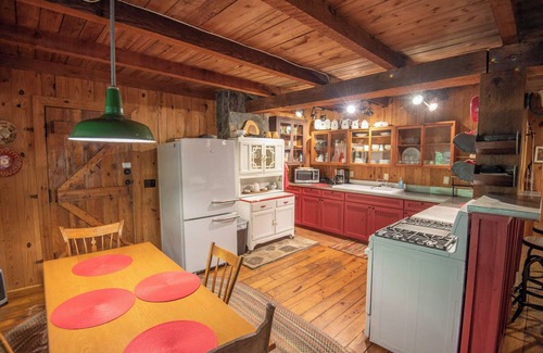 Warrensville Cabin | Idyllic Rustic Retreat with Fireplace - Pet Friendly Stay