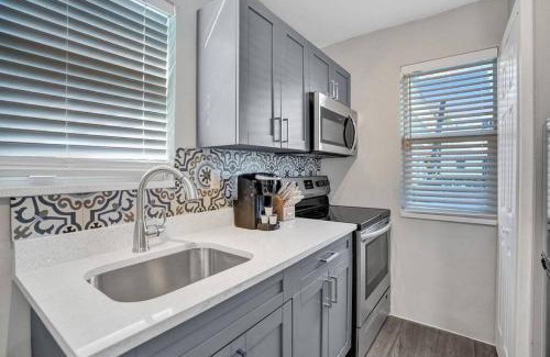 Poinciana Park Apartment | Cozy Rustic Retreat for 4, Pet-Friendly Near Las Olas