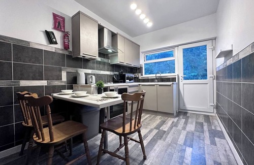 Rhondda Cynon Taff Apartment | Inviting Rhondda Retreat with Hot Tub & Spa Amenities