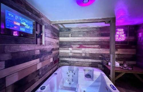 Pentre Apartment | Relaxing Rhondda Retreat with Hot Tub & Sauna for Families
