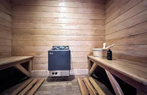 Pentre Apartment | Relaxing Rhondda Retreat with Hot Tub & Sauna for Families