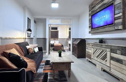 Pentre Apartment | Relaxing Rhondda Retreat with Hot Tub & Sauna for Families