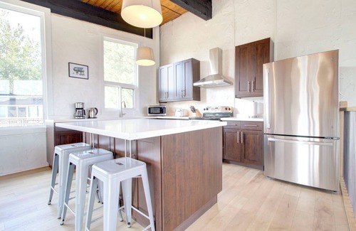 The Blue Mountains Ski Chalet | Blue Mountain Chalet: Breathtaking Views & Family-Friendly