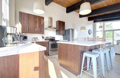 The Blue Mountains Ski Chalet | Blue Mountain Chalet: Breathtaking Views & Family-Friendly