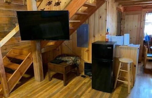 Savanna Cabin | Cozy River Cabin 6: Pet-Friendly Retreat with Kitchen