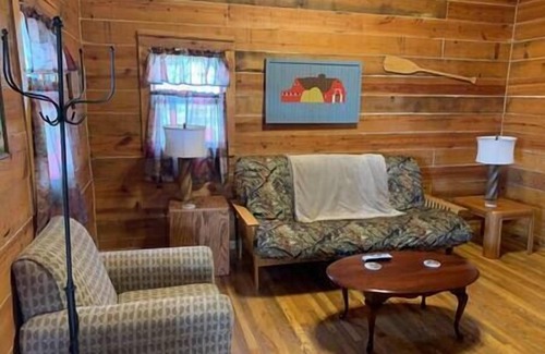 Savanna Cabin | Cozy River Cabin 6: Pet-Friendly Retreat with Kitchen