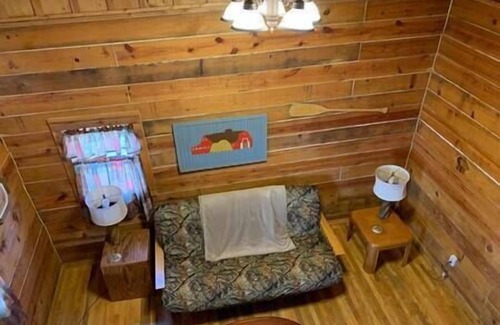 Savanna Cabin | Cozy River Cabin 6: Pet-Friendly Retreat with Kitchen