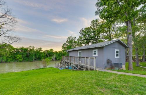 Waco Apartment | Cozy River Cabin with Dock and Covered Deck for Families
