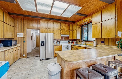 Graeagle House | Scenic Riverfront Retreat with Deck & Cozy Wood Stove