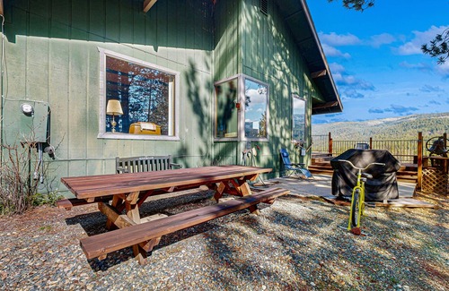 Graeagle House | Scenic Riverfront Retreat with Deck & Cozy Wood Stove