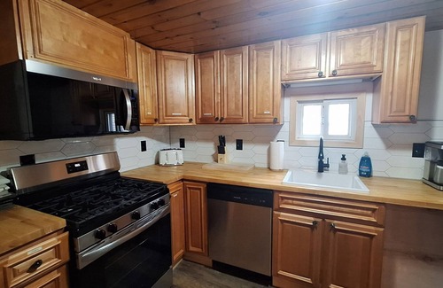 Maple View House | Riverside Retreat with Exclusive Fishing and Pet-Friendly Perks