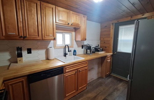 Maple View House | Riverside Retreat with Exclusive Fishing and Pet-Friendly Perks