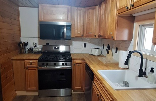 Maple View House | Riverside Retreat with Exclusive Fishing and Pet-Friendly Perks