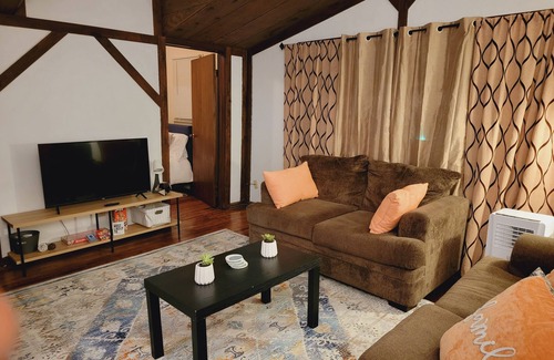 Riverwest Apartment | Rustic Riverwest 2-Bedroom Apartment Near UW Milwaukee