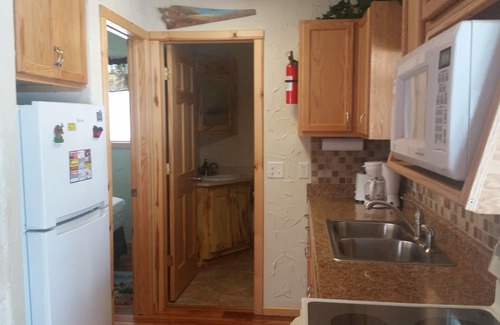 Custer Cabin | Rustic Rock Haven: Pet-Friendly Escape with Spa & Breakfast