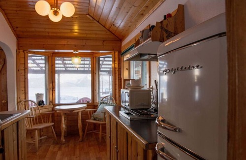 Lowell Point Cabin | Relaxing Seaside Cardinal Cabin with Oceanfront Views
