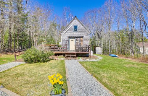 Searsport House | Cozy Searsport Cabin Loft with Sunroom on 10 Scenic Acres