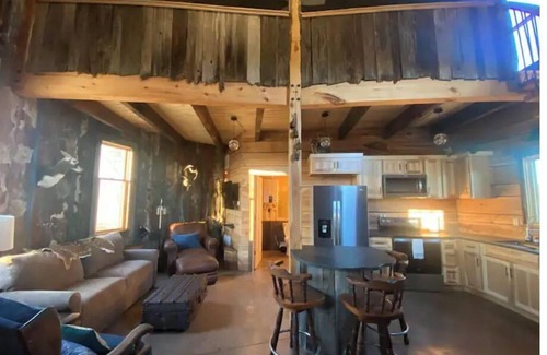 Lewistown Cabin | Rustic Silo Home with Kitchen and Breathtaking Sunsets