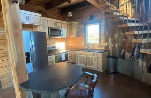 Lewistown Cabin | Rustic Silo Home with Kitchen and Breathtaking Sunsets