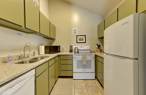 Salt Lake Mountain Resorts Apartment | Inviting Ski Lodge Near Alta & Snowbird with Hot Tub