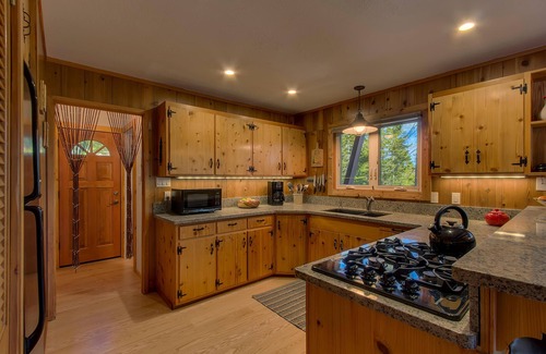Chamberlands House | Cozy Retreat at Rustic Sol: Ocean & Lake Views Await