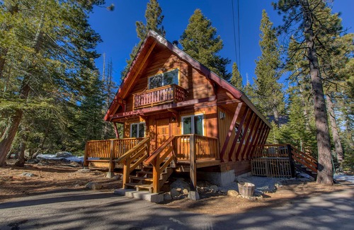 Chamberlands House | Cozy Retreat at Rustic Sol: Ocean & Lake Views Await