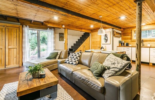 Lac-Brome Ski Chalet | Unwind at Le 14 Chalets Howard: Spa, Hot Tub & Hammock