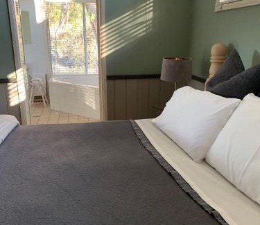 Kurrajong Heights Ski Chalet | Rustic Spirit: 4-Star Retreat with Pet-Friendly Amenities