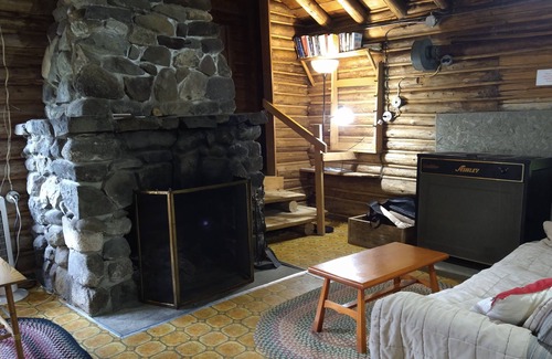 Dennysville Cottage | Cozy River-View Log Cottage - Pet-Friendly Retreat in Maine